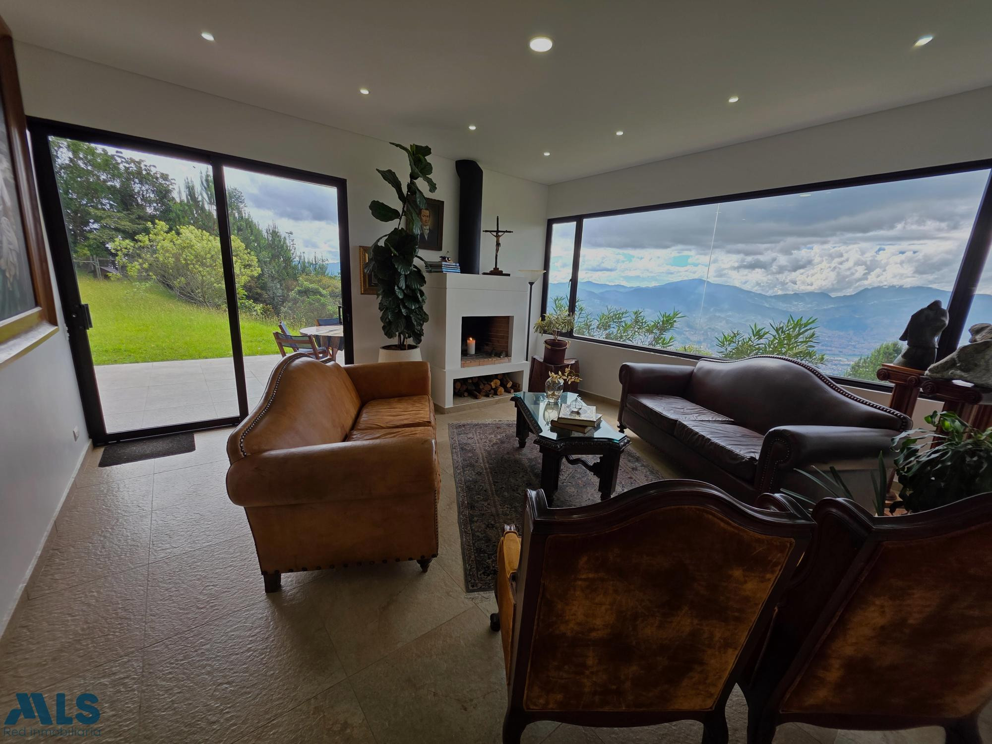HERMOSA CASA EN VILLAS DE LA CANDELARIA envigado - las palmas