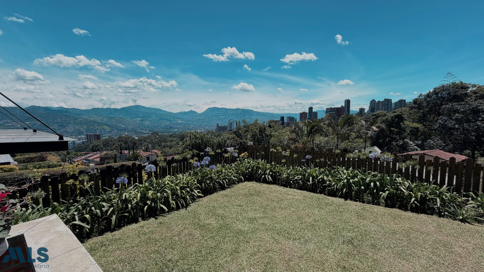 VENTA DE MODERNA CASA DOS NIVELES CON TERRAZA SECTOR CALLEJAS| ENVIGADO envigado - el chocho