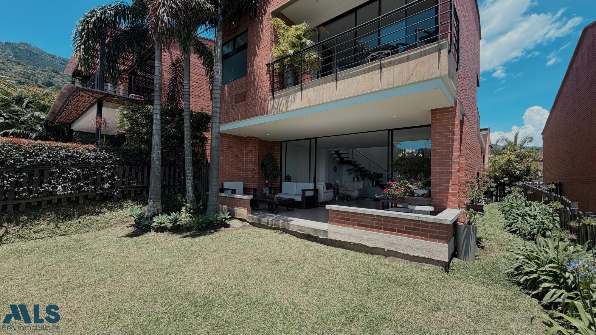 VENTA DE MODERNA CASA DOS NIVELES CON TERRAZA SECTOR CALLEJAS| ENVIGADO envigado - el chocho