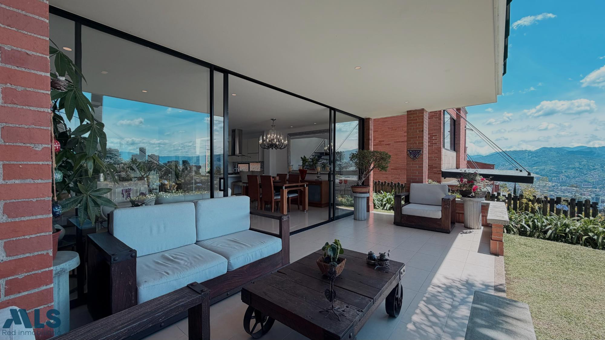 VENTA DE MODERNA CASA DOS NIVELES CON TERRAZA SECTOR CALLEJAS| ENVIGADO envigado - el chocho