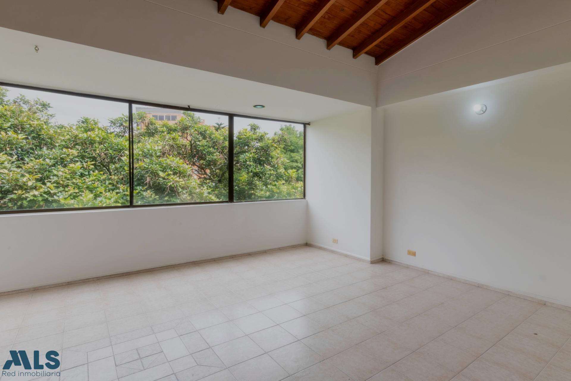 Excelente ubicación y amplios espacios medellin - la frontera