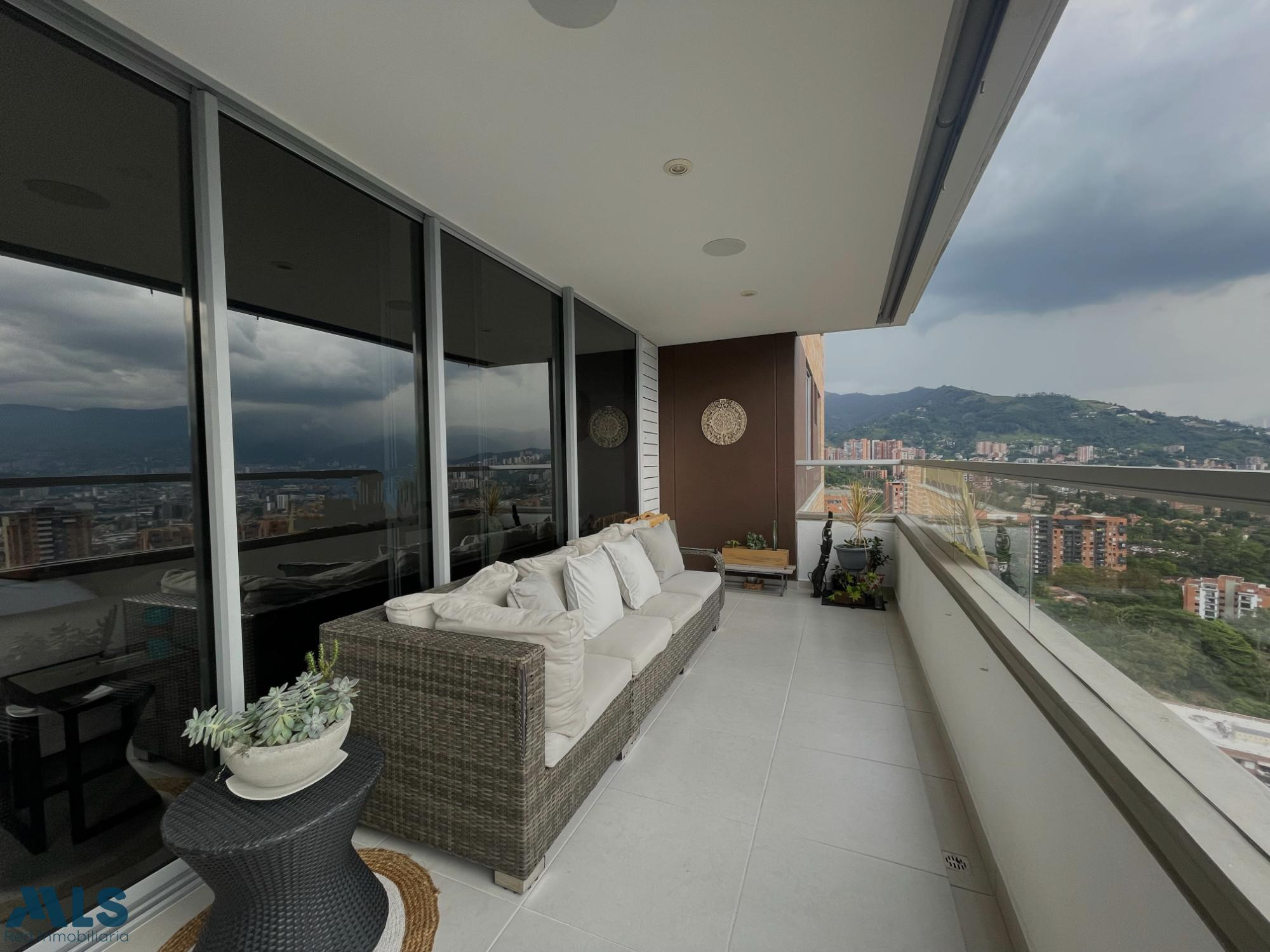 APARTAMENTO CON ESPECTACULAR VISTA PANORAMICA EN ENVIGADO envigado - loma de los mesa