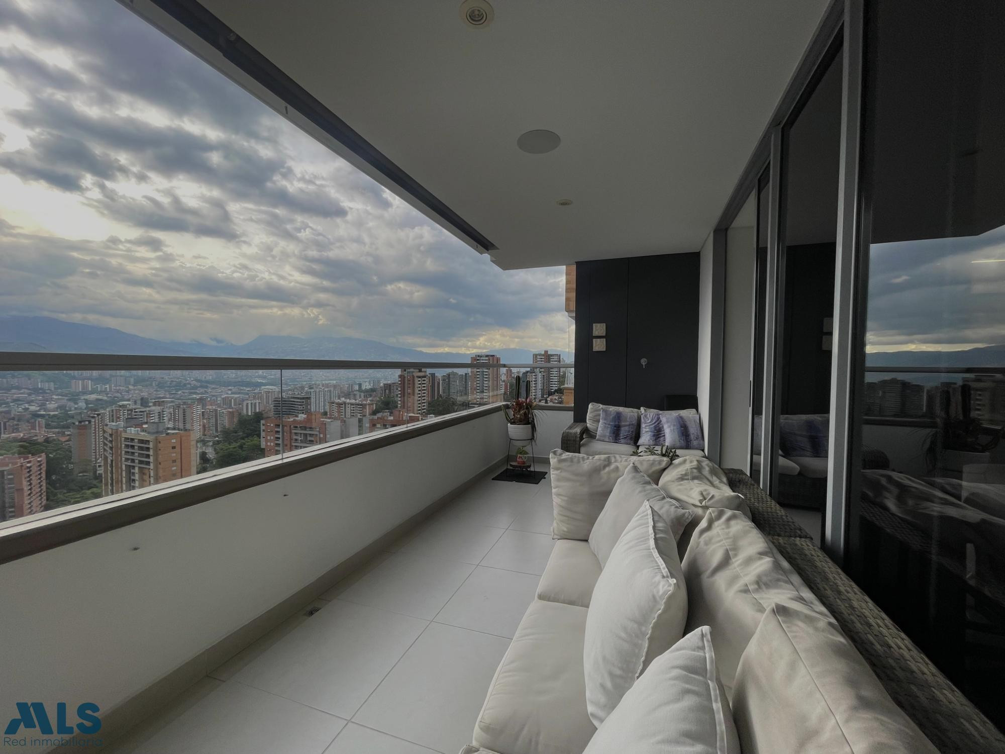 APARTAMENTO CON ESPECTACULAR VISTA PANORAMICA EN ENVIGADO envigado - loma de los mesa