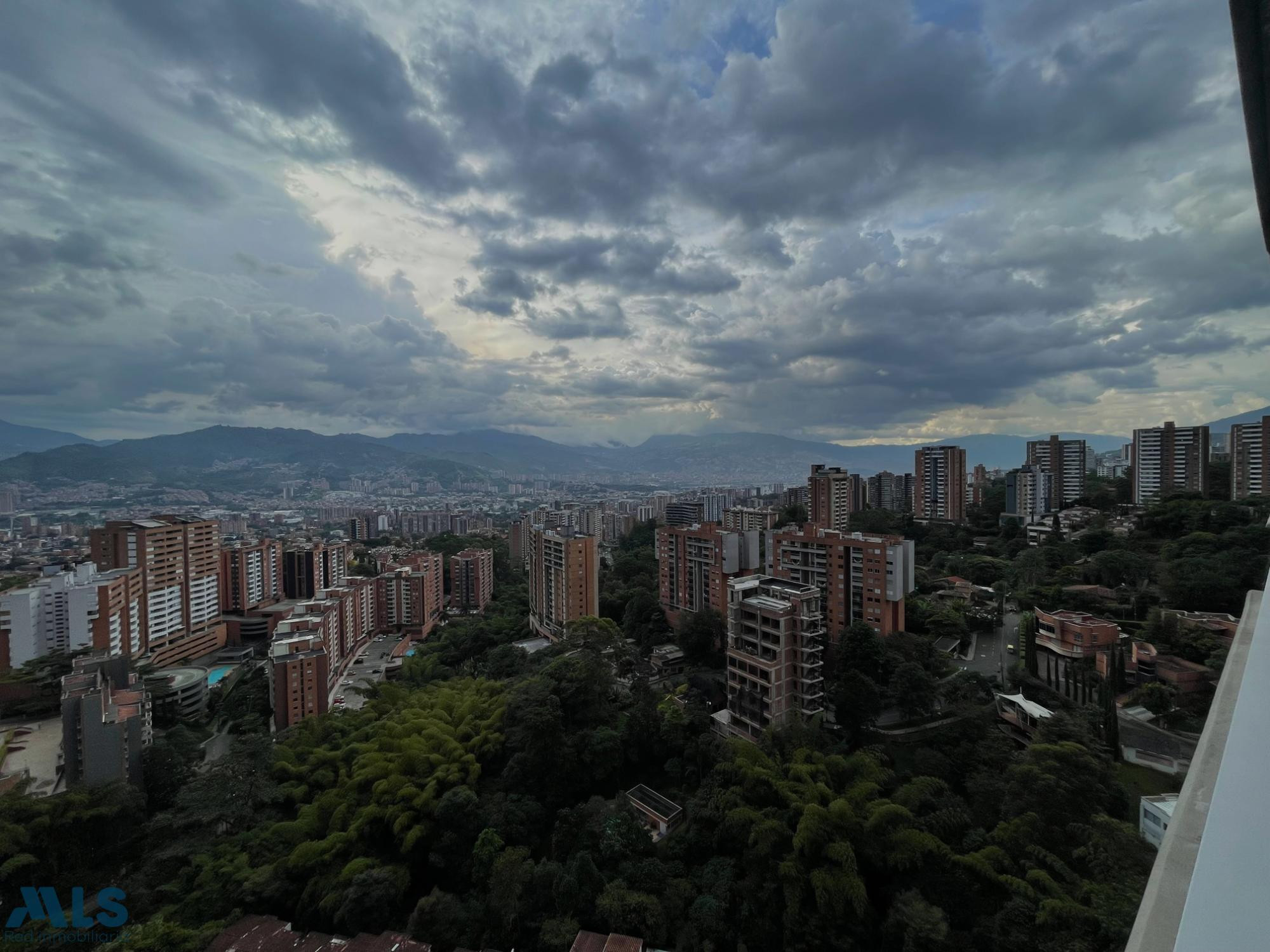 APARTAMENTO CON ESPECTACULAR VISTA PANORAMICA EN ENVIGADO envigado - loma de los mesa