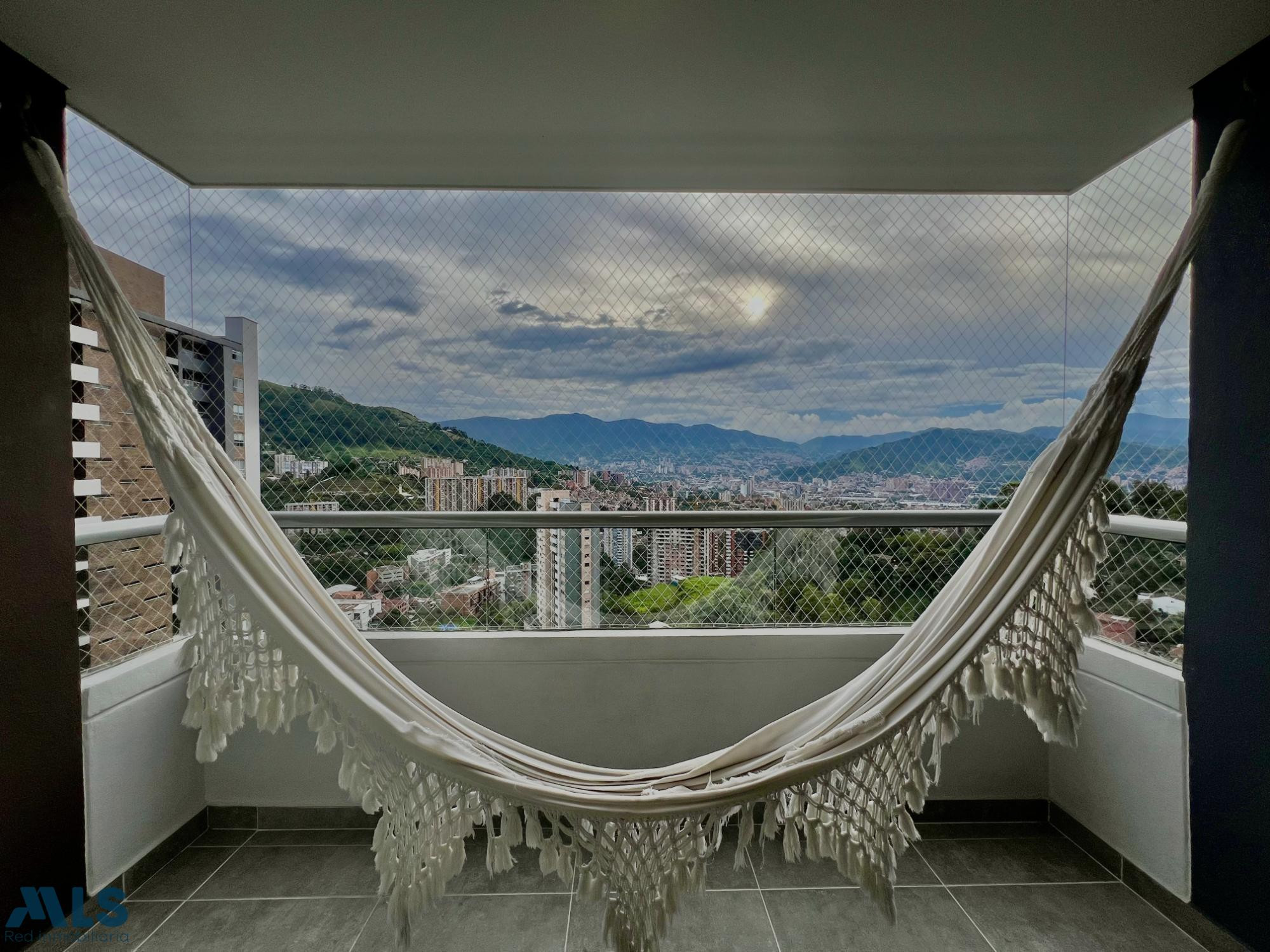 Despierta por encima de la ciudad y vive rodeado de tranquilidad, confort y una vista envigado - el chingui