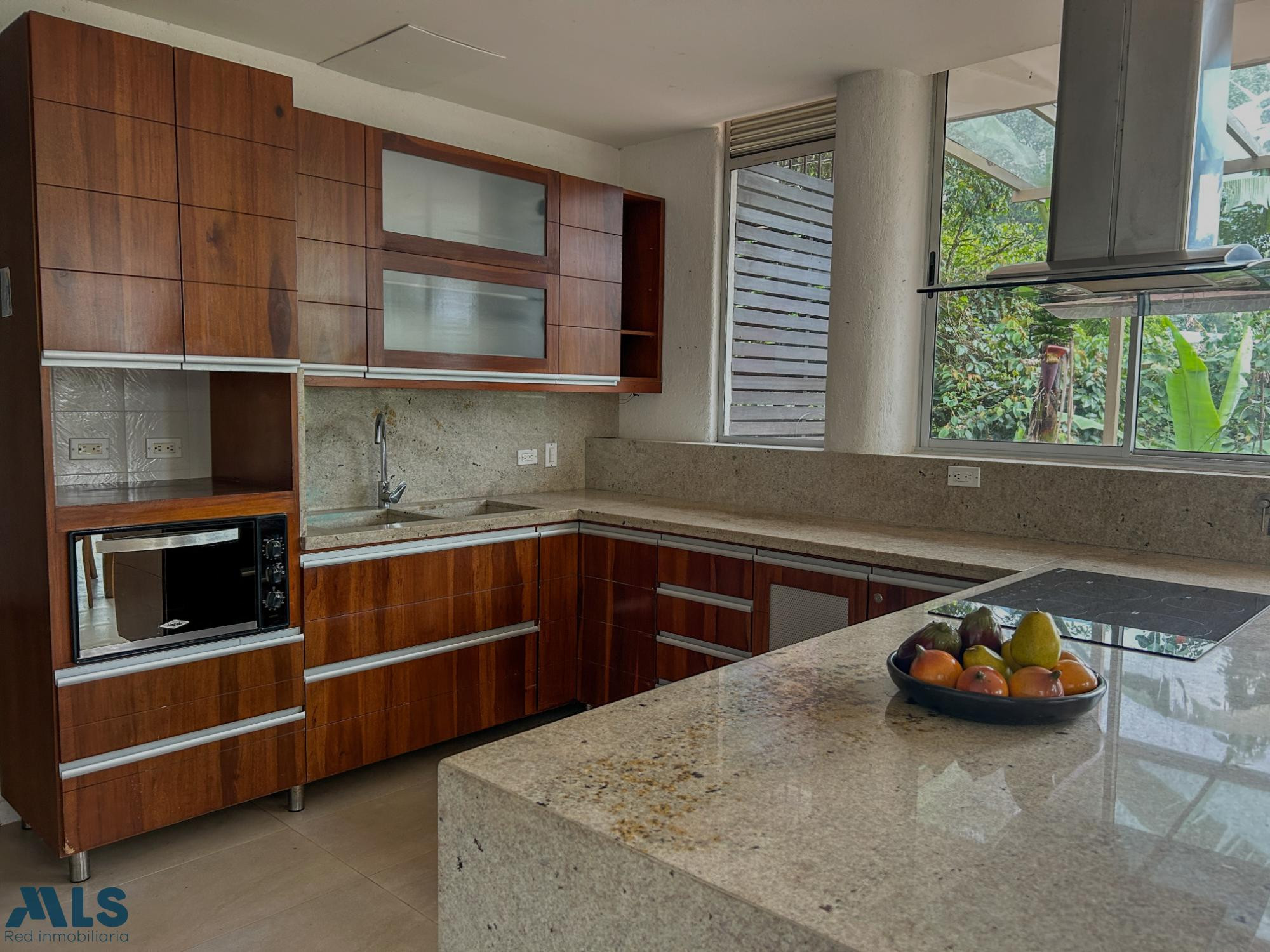 Venta de Casa Amplia con vista a las montañas. envigado - loma del escobero