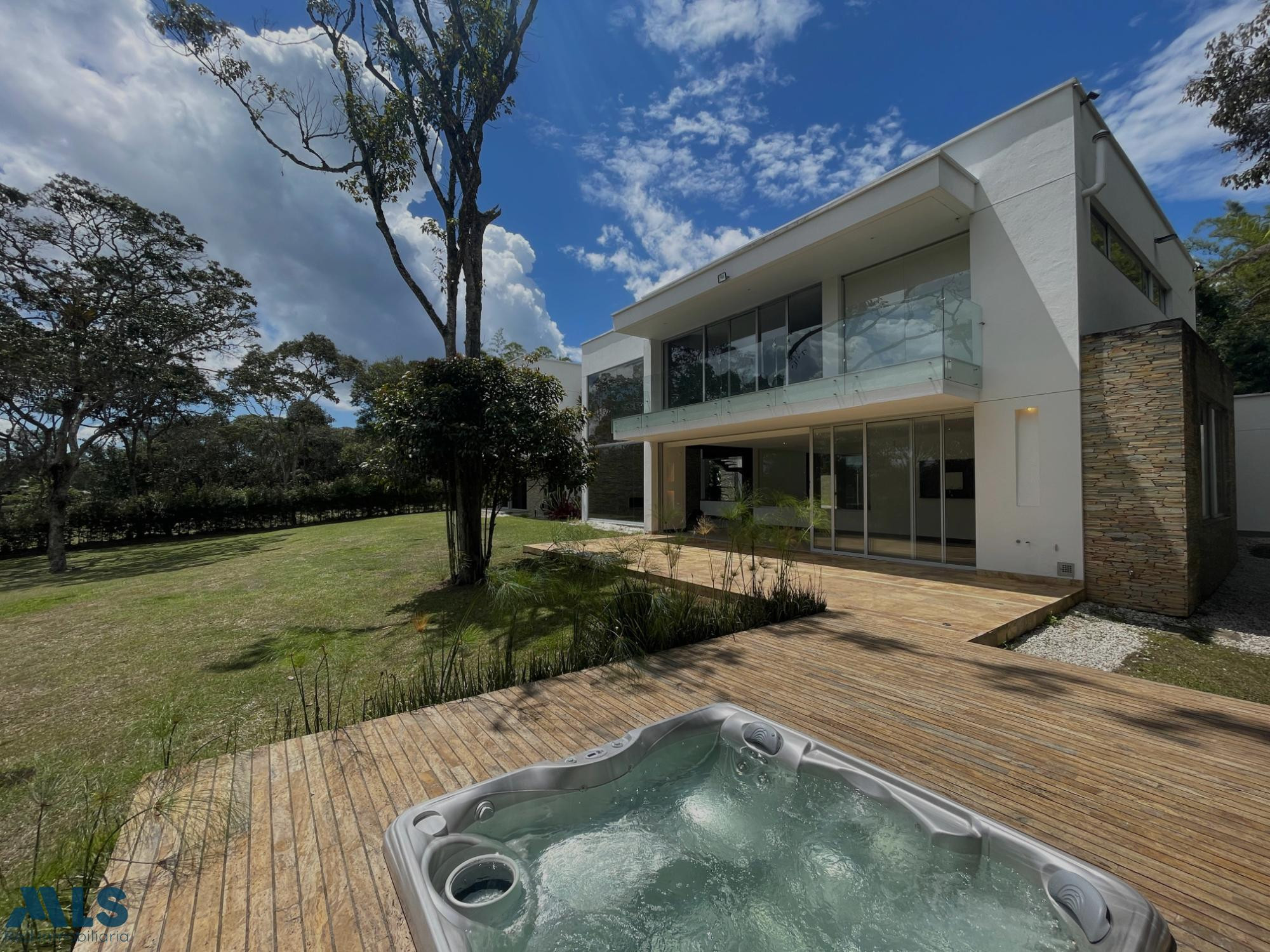 Hermosa casa campestre con jacuzzi cerca al Club Llanogrande rionegro - llanogrande