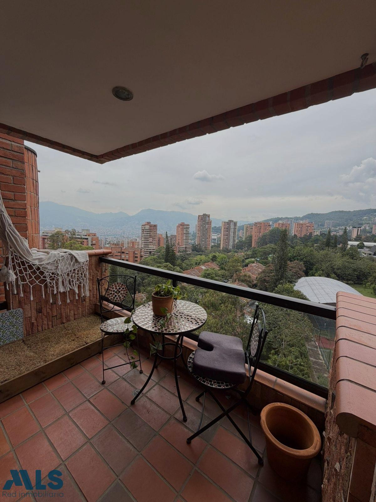 victoria Suarez teléfono 3235782366 medellin - altos del poblado