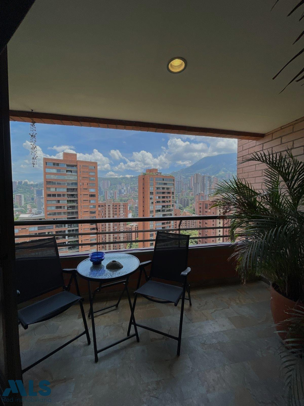 victoria Suarez teléfono 3235782366 medellin - altos del poblado