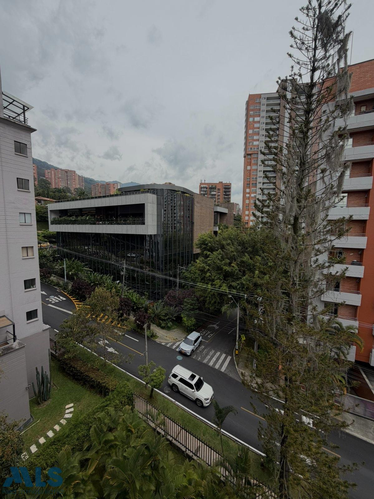 victoria Suarez teléfono 3235782366 medellin - altos del poblado