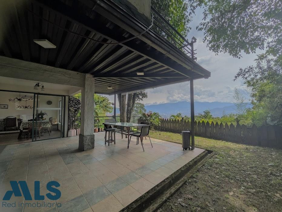 CASA ESQUINERA CON HERMOSA VISTA IDEAL PARA MODERNIZAR medellin - los balsos no 1