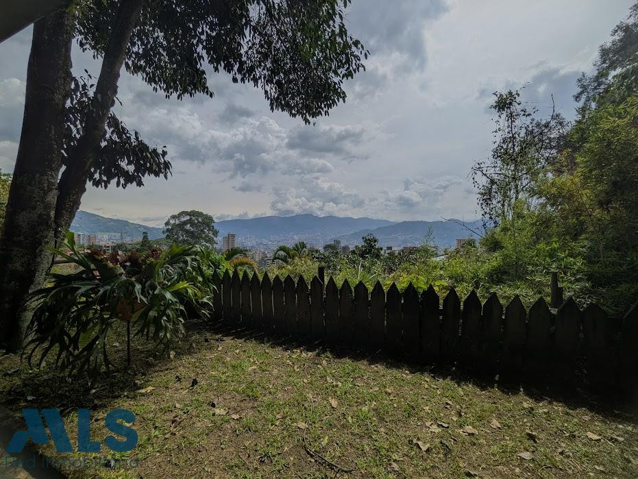 CASA ESQUINERA CON HERMOSA VISTA IDEAL PARA MODERNIZAR medellin - los balsos no 1