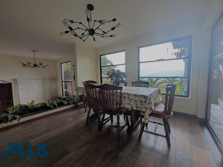 CASA ESQUINERA CON HERMOSA VISTA IDEAL PARA MODERNIZAR medellin - los balsos no 1