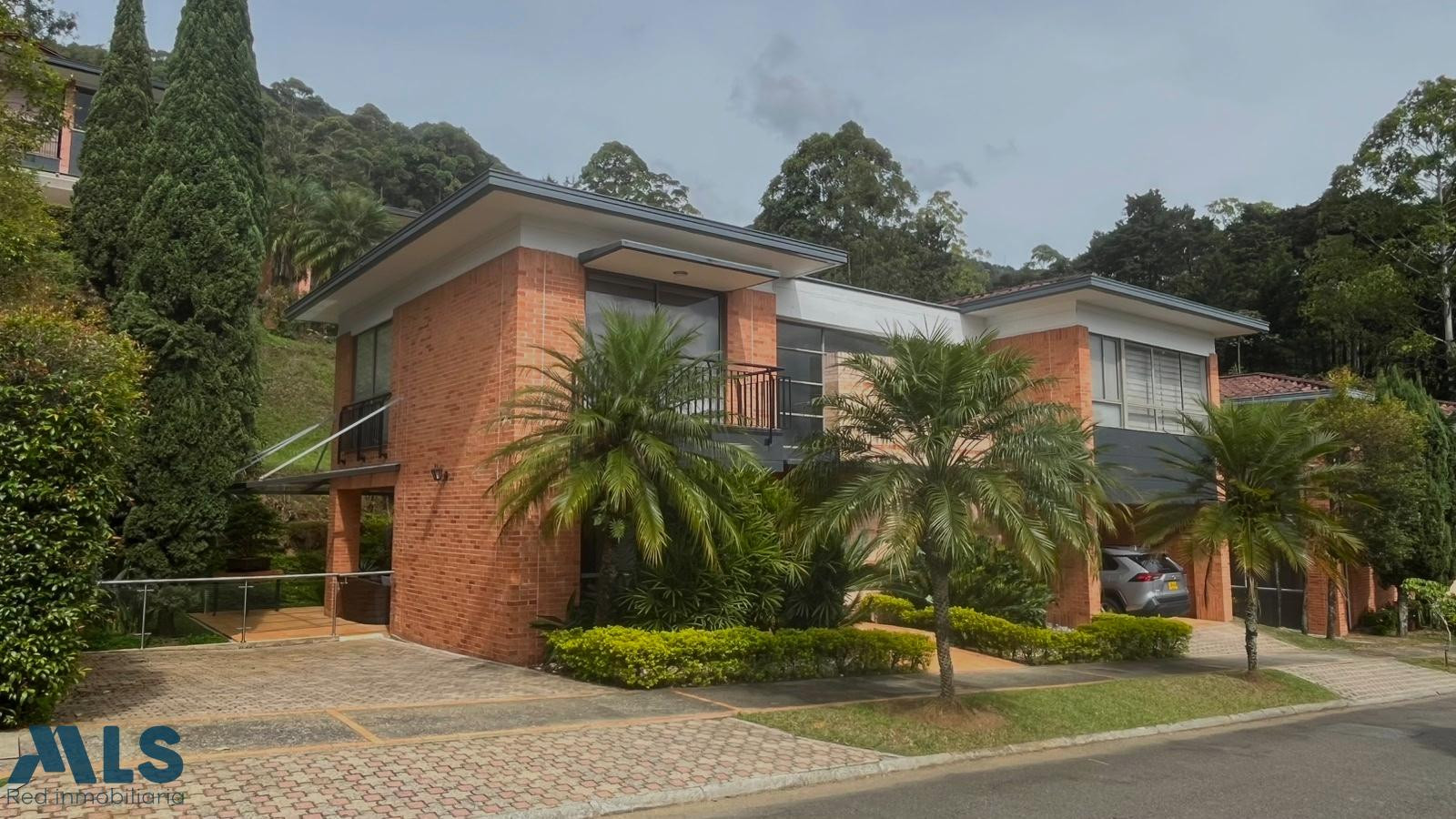 Casa familiar exclusiva en la cola del zorro medellin - loma cola del zorro