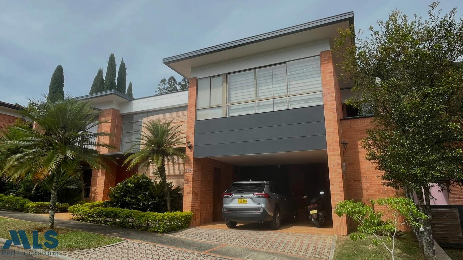 Casa familiar exclusiva en la cola del zorro medellin - loma cola del zorro