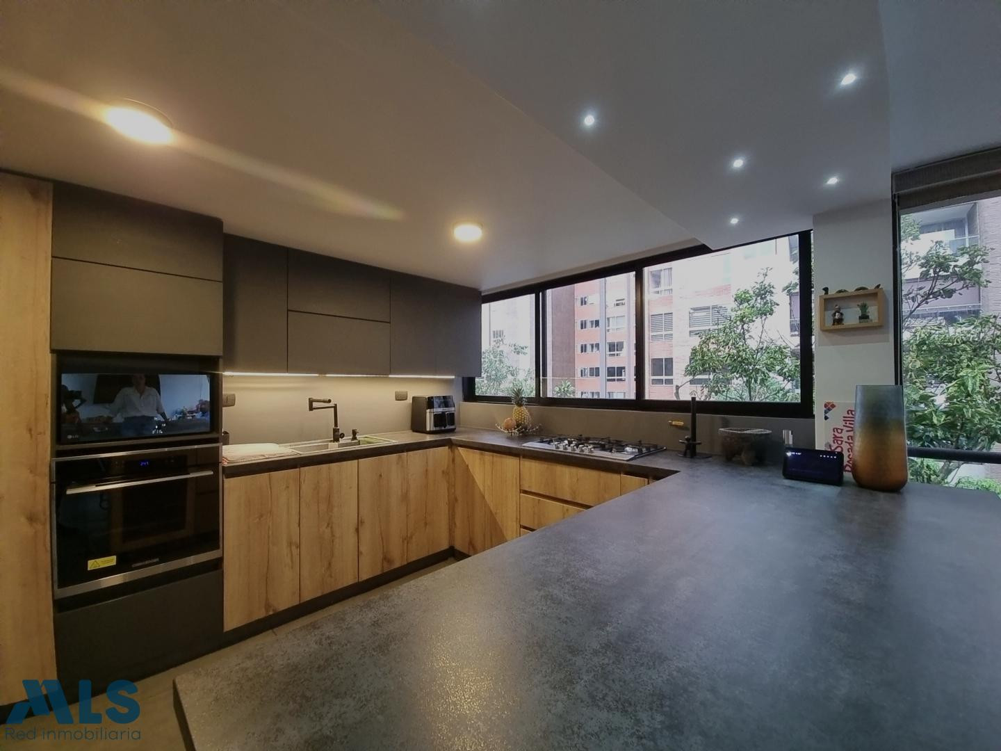 Amplia Casa con ubicación ideal a pasos del Tesoro y Mall Del Este medellin - el tesoro