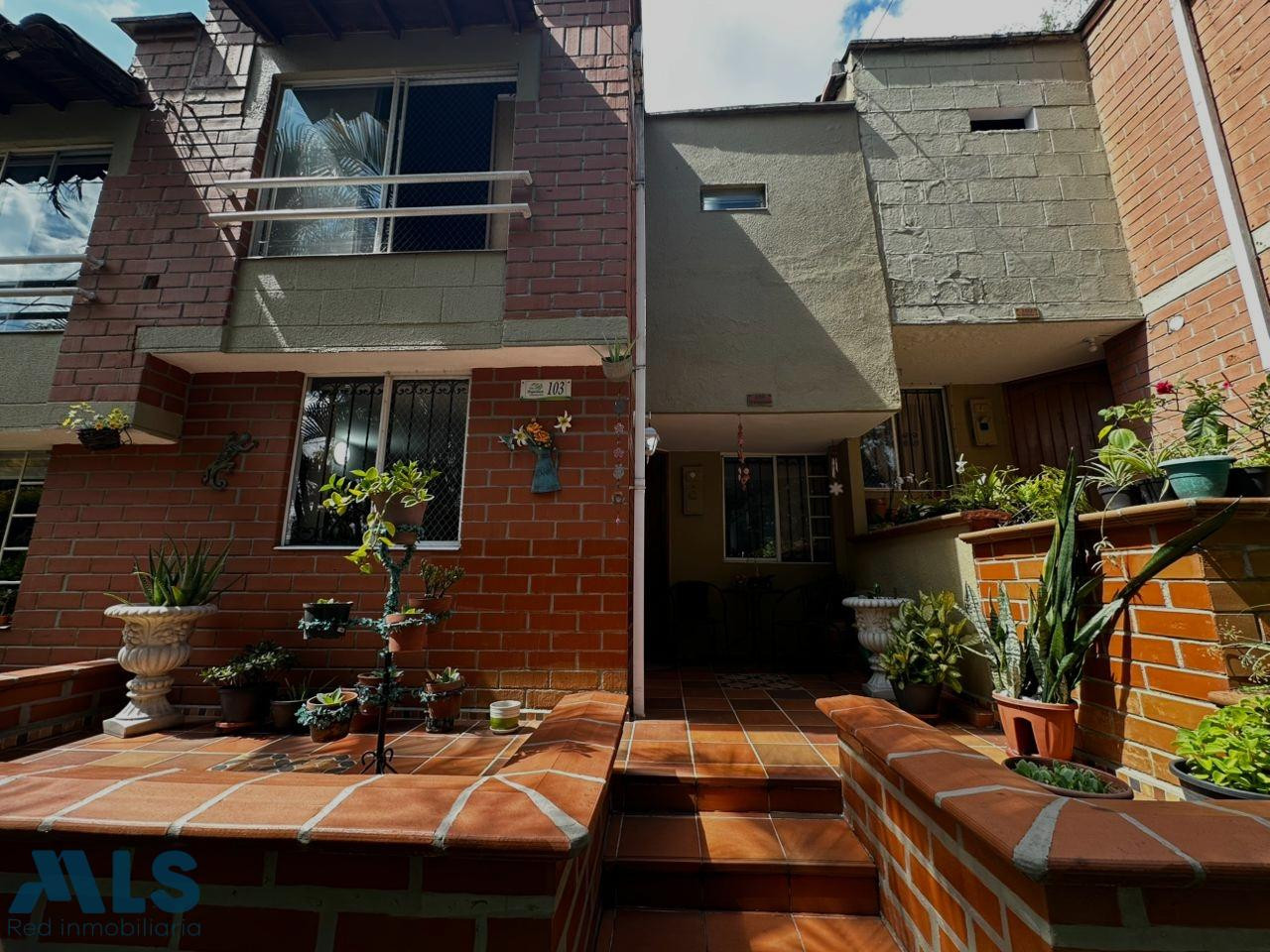 Hermosa casa en unidad cerrada zona semiplana cerca a la avenida el poblado envigado - loma del barro