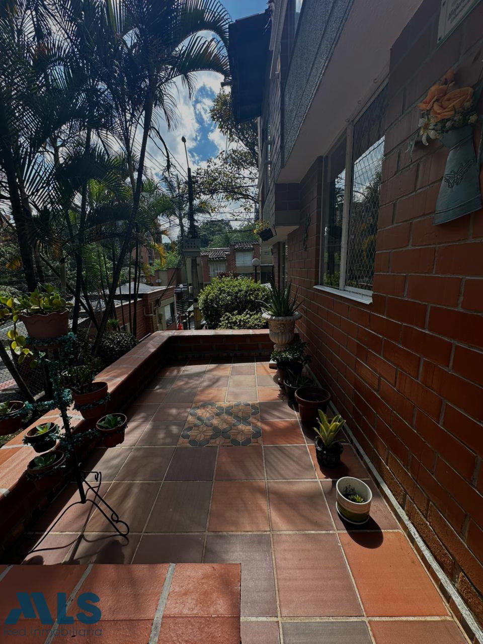 Hermosa casa en unidad cerrada zona semiplana cerca a la avenida el poblado envigado - loma del barro