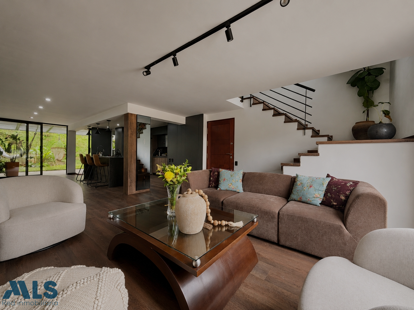 Casa reformada en una unidad familiar completa, Cumbres, Envigado: envigado - loma de cumbres