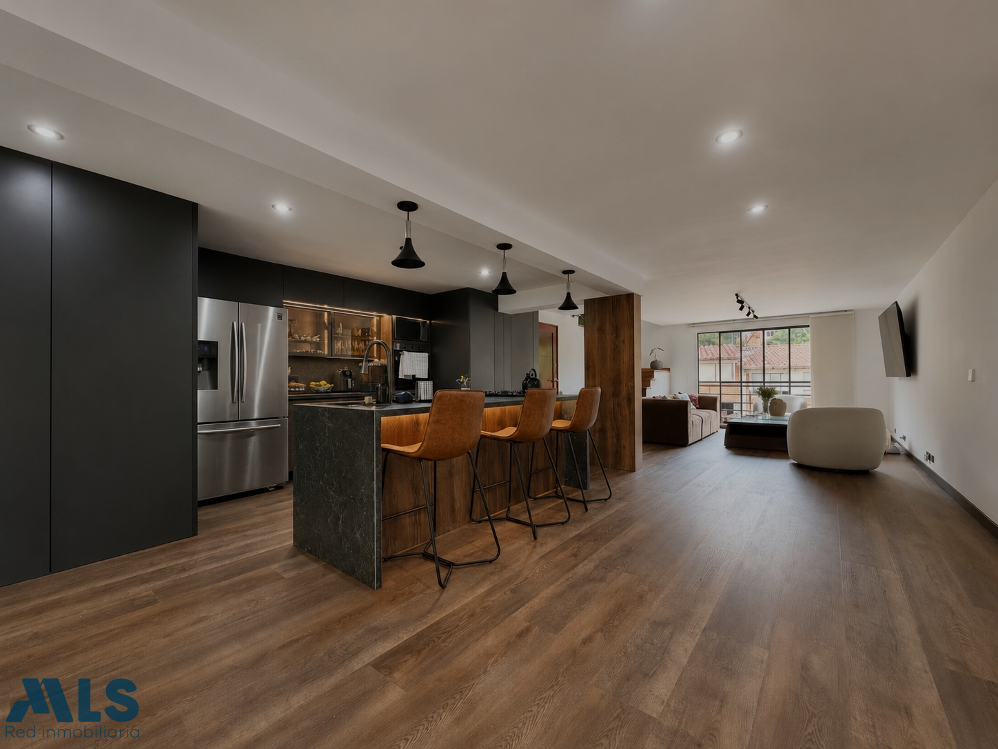 Casa reformada en una unidad familiar completa, Cumbres, Envigado: envigado - loma de cumbres