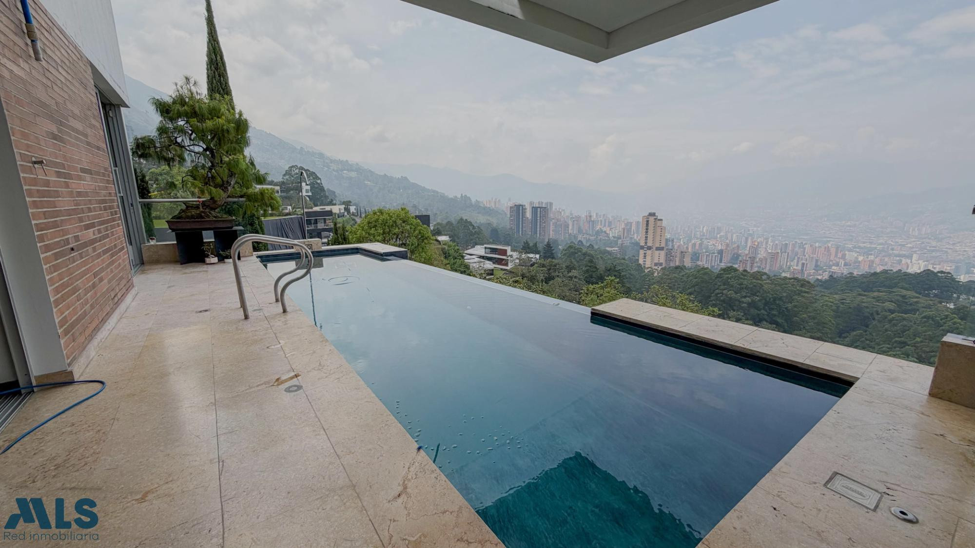 Casa con Piscina y vista a la Ciudad medellin - las palmas