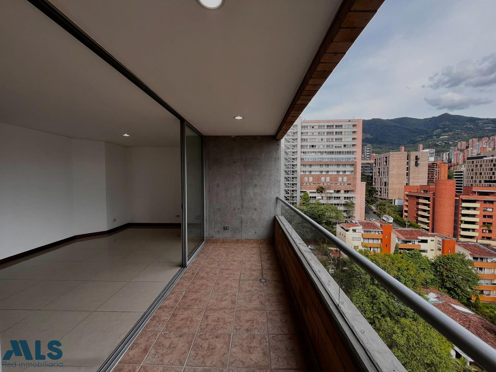 Amplio Apartamento en Venta con vista en Castropol unidad completa medellin - castropol