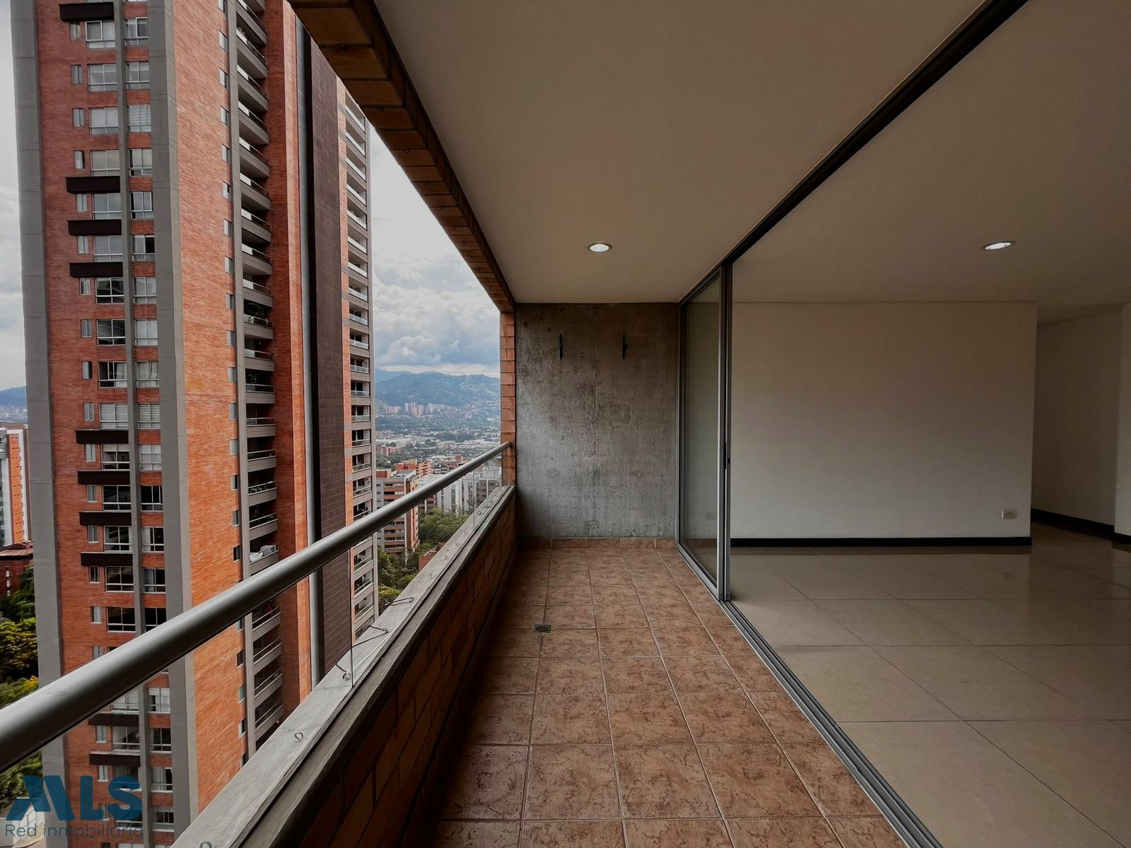 Amplio Apartamento en Venta con vista en Castropol unidad completa medellin - castropol