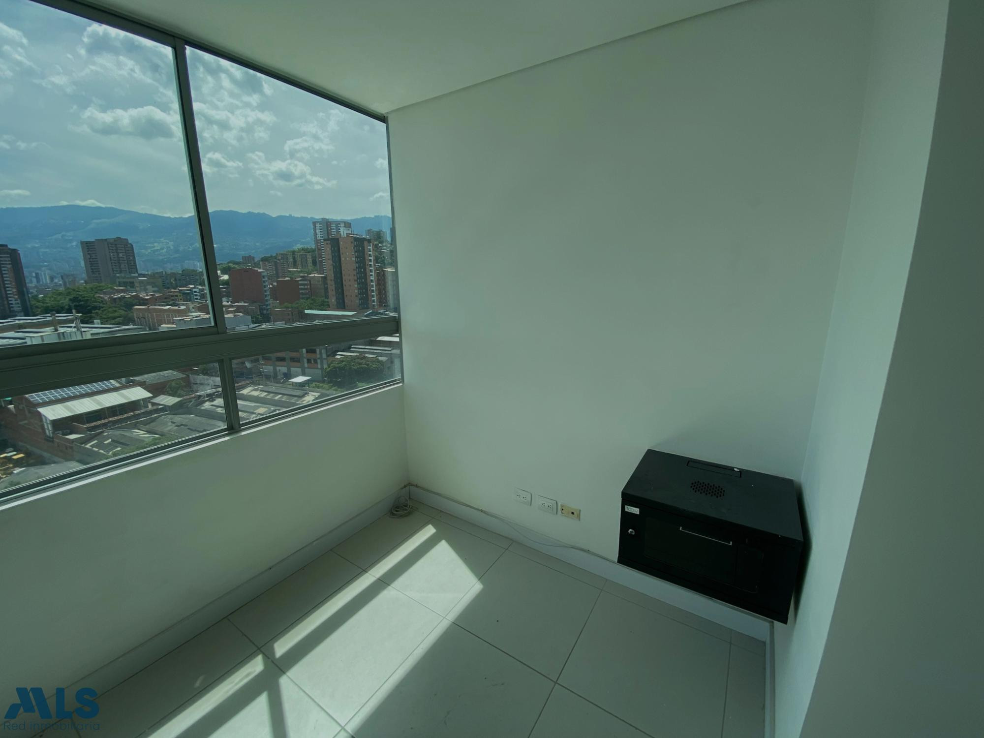 Oficina con excelente ubicación sabaneta - mayorca