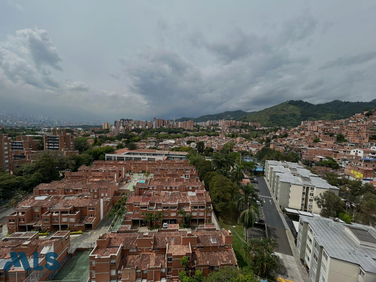 Apartamento para la venta en piso alto cerca al centro comercial los molinosy la UdeM medellin - la palma