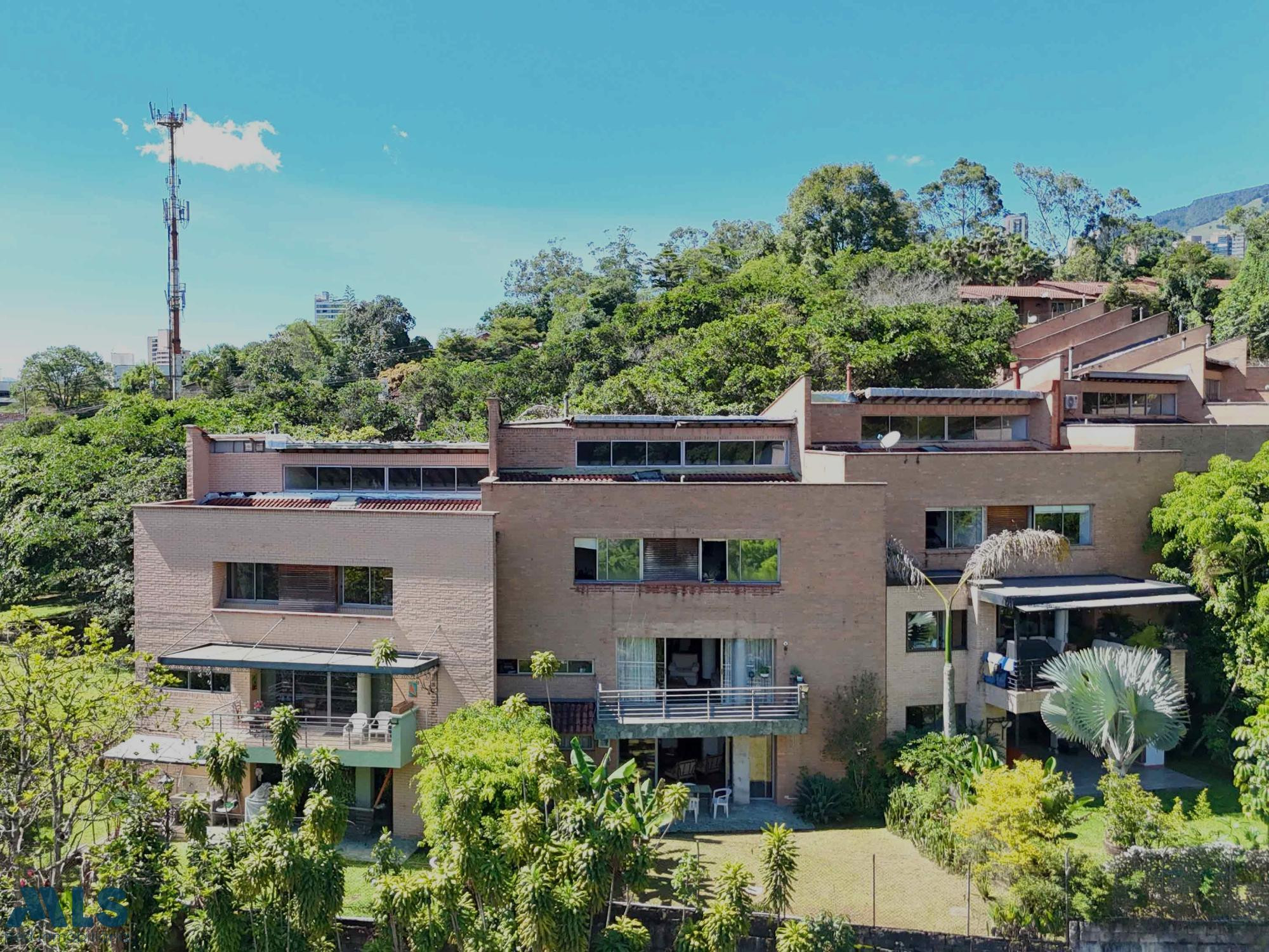 Casa con zona verde en la intermedia (San Lucas) envigado - loma de benedictinos