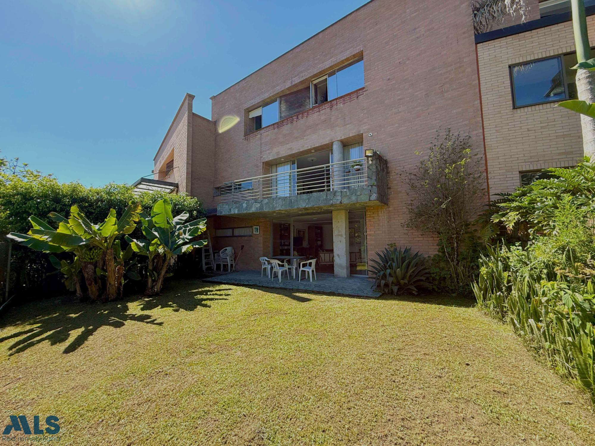 Casa con zona verde en la intermedia (San Lucas) envigado - loma de benedictinos