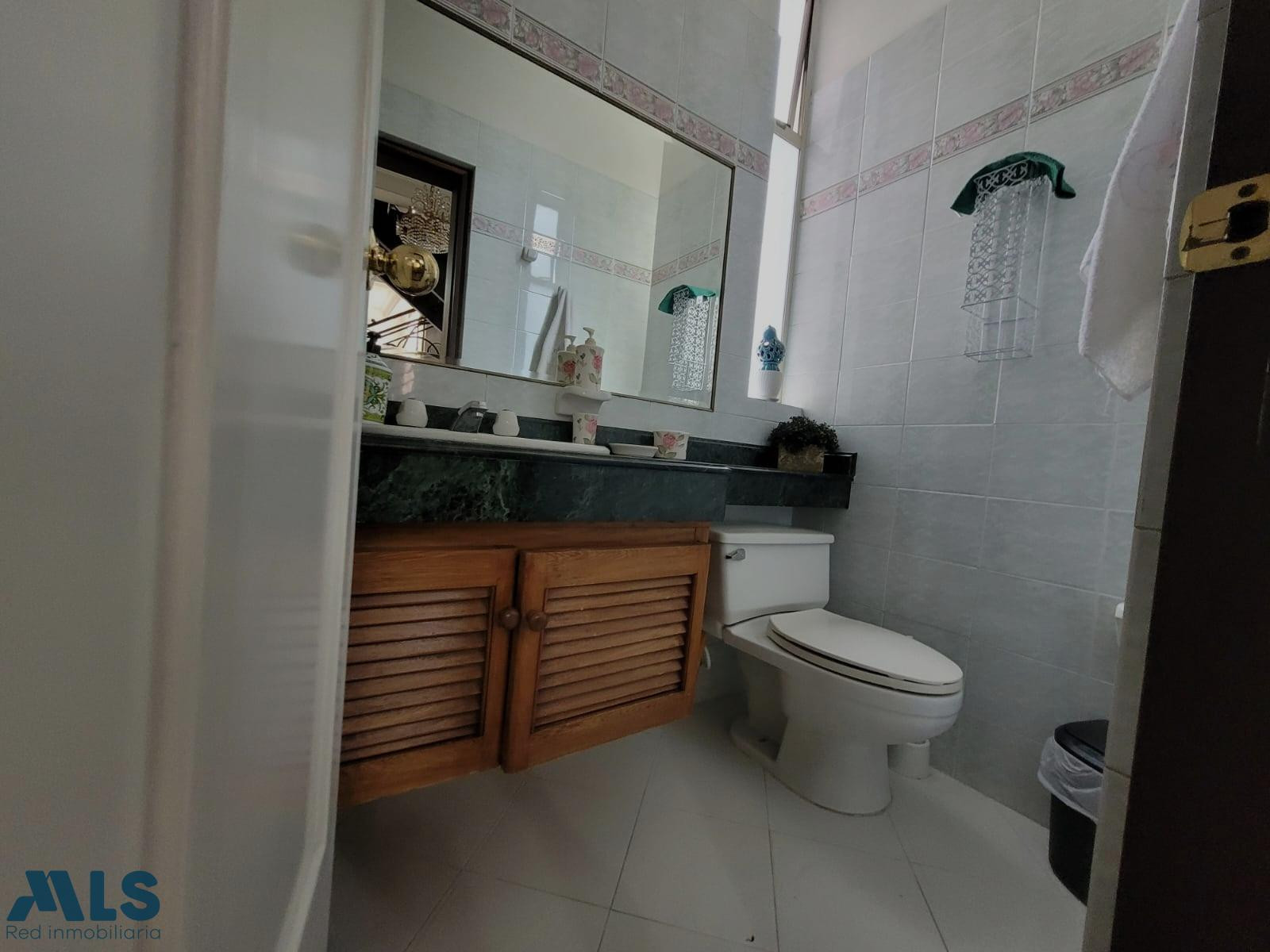 Casa en exclusivo condominio medellin - las palmas