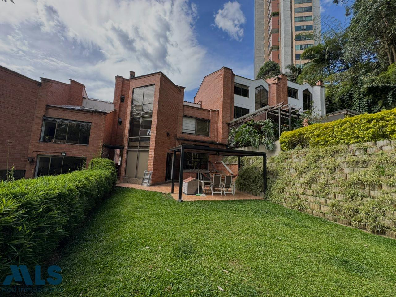 Exclusividad, amplitud y tranquilidad, eso te ofrece esta esta casa. medellin - el poblado