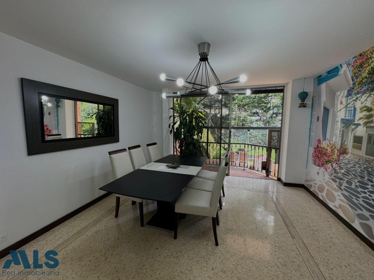 Exclusividad, amplitud y tranquilidad, eso te ofrece esta esta casa. medellin - el poblado