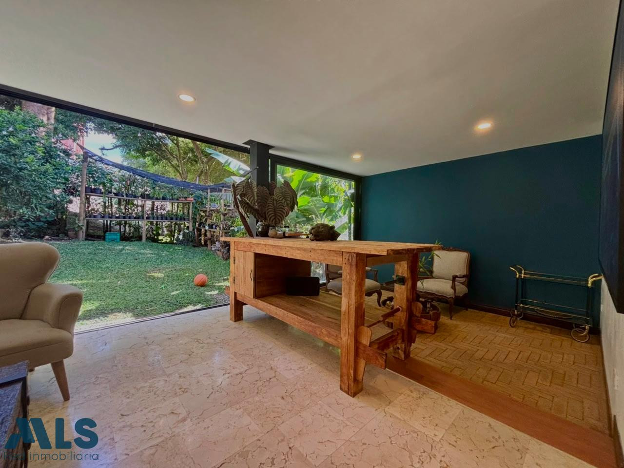 Casa con excelente ubicación-En Venta medellin - san lucas