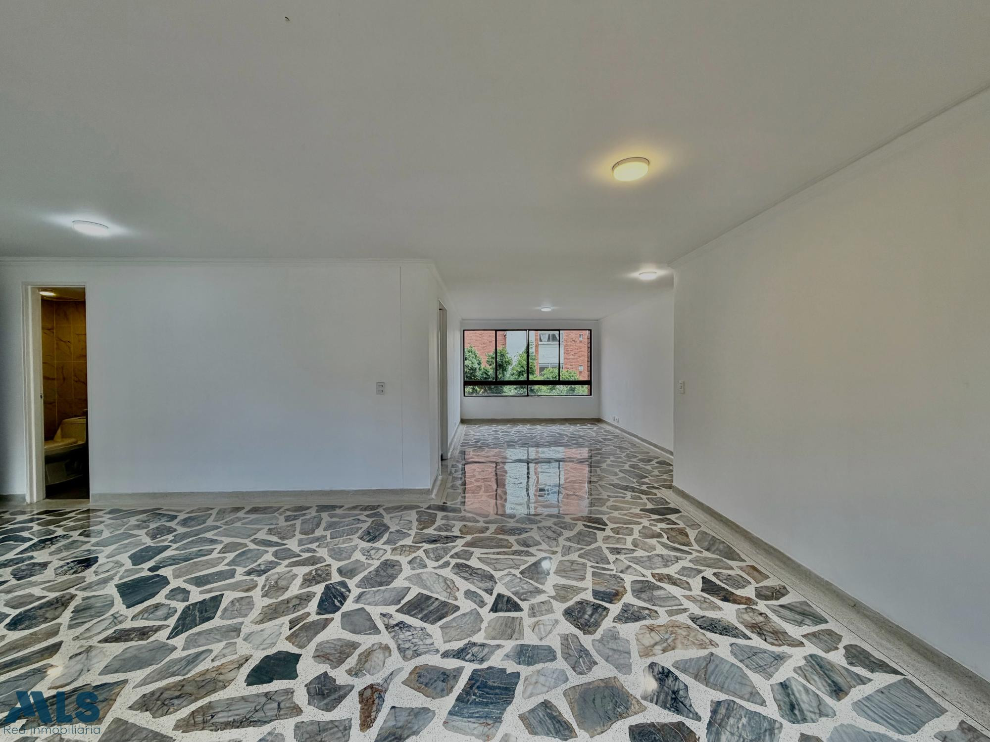 Apartamento amplio en Las Lomas, El Poblado | 3 alcobas, estudio y 2 parqueaderos medellin - las lomas no 1