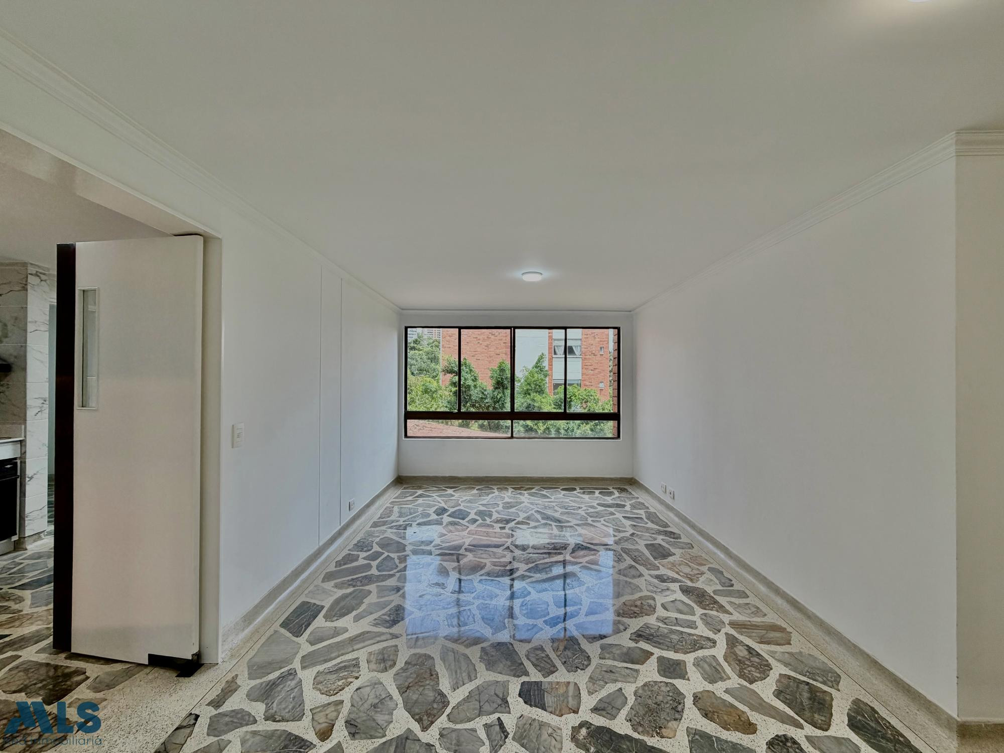Apartamento amplio en Las Lomas, El Poblado | 3 alcobas, estudio y 2 parqueaderos medellin - las lomas no 1