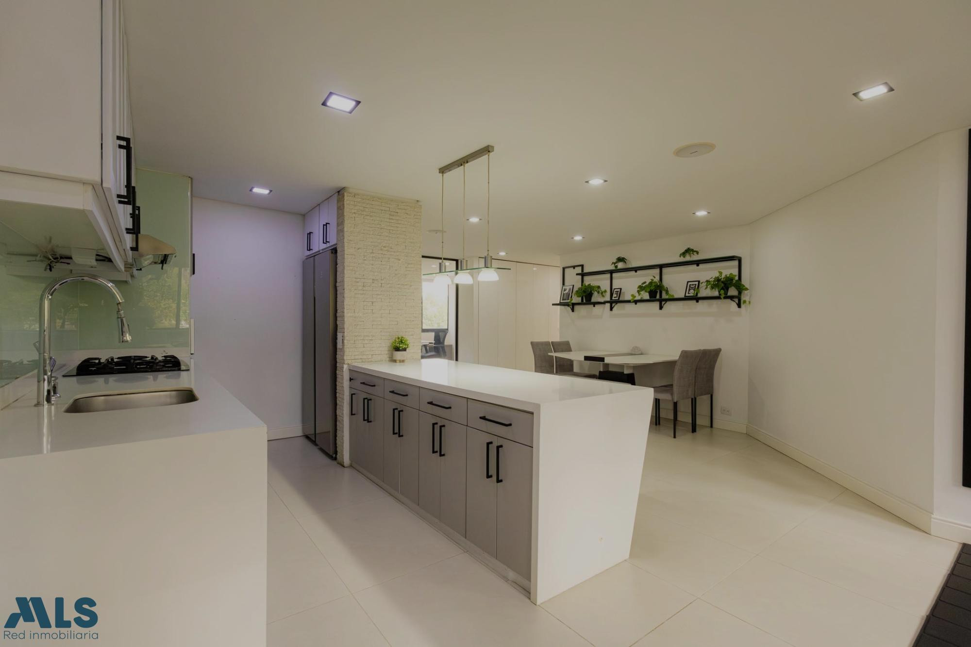 Sofisticado Apartamento Remodelado en Las Lomas, El Pobla medellin - las lomas no 2