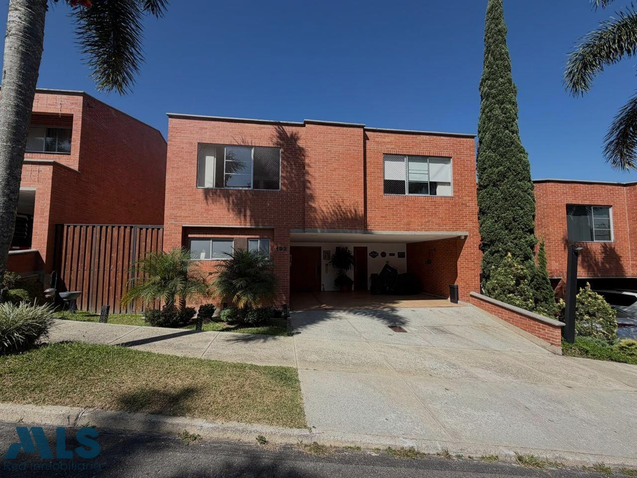 Casa remodelada con jardin en Loma de Benedictinos envigado - loma de benedictinos
