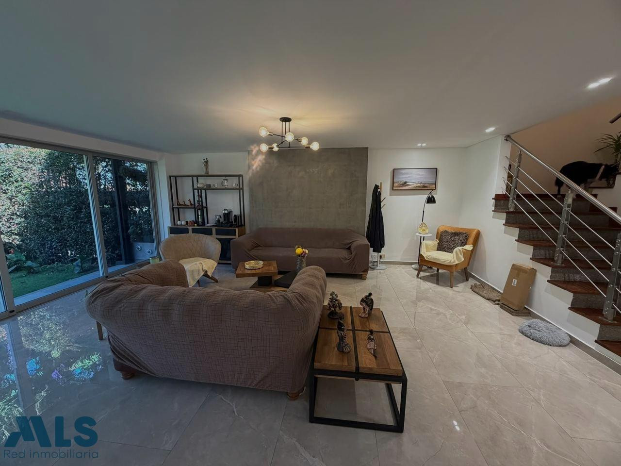 Casa remodelada con jardin en Loma de Benedictinos envigado - loma de benedictinos