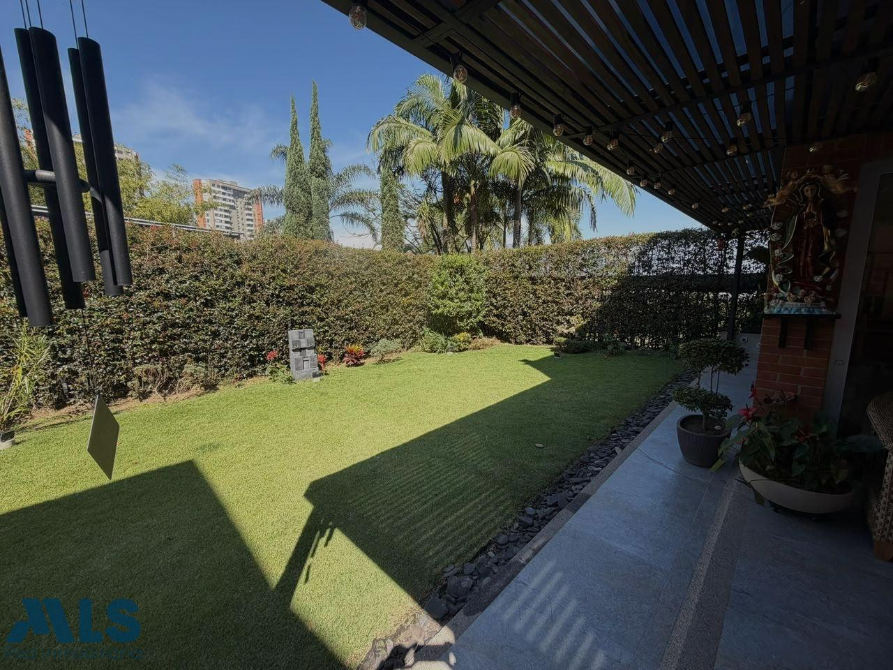 Casa remodelada con jardin en Loma de Benedictinos envigado - loma de benedictinos