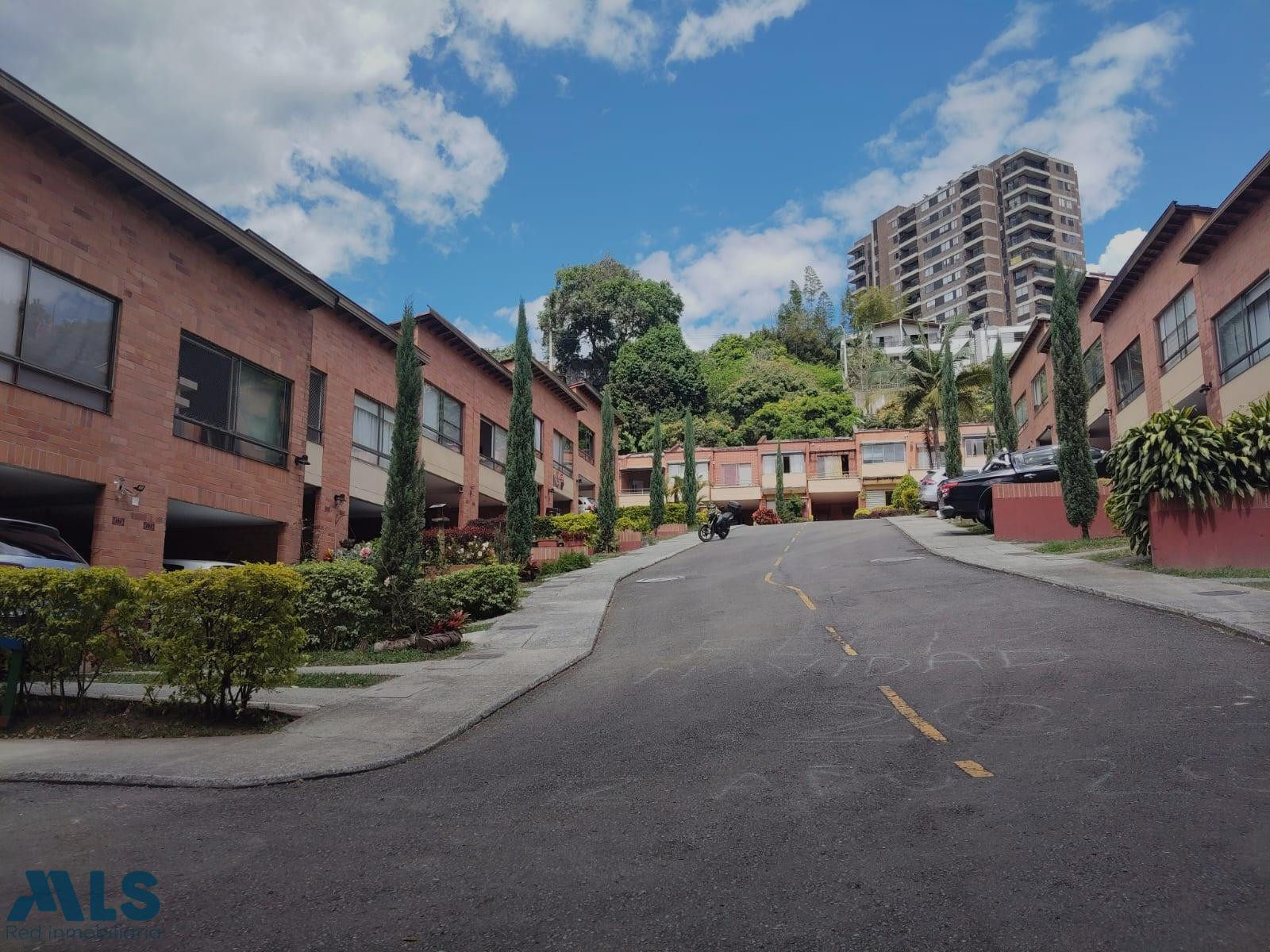 Agradable casa en unidad cerrada de excelentes características de 2 plantas envigado - las antillas