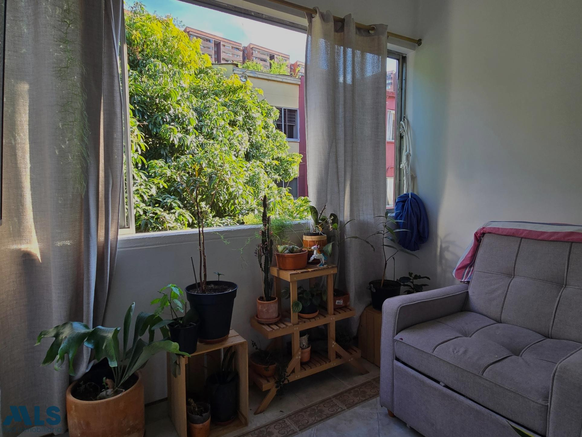 Amplio apto de 97 m2 con Mezzanine en Calazans medellin - calasanz