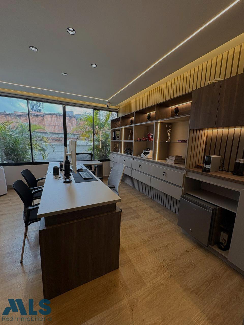 Hermosa oficina con baño privado, totalmente remodelada y dotada con lo mas exclusivo medellin - manila