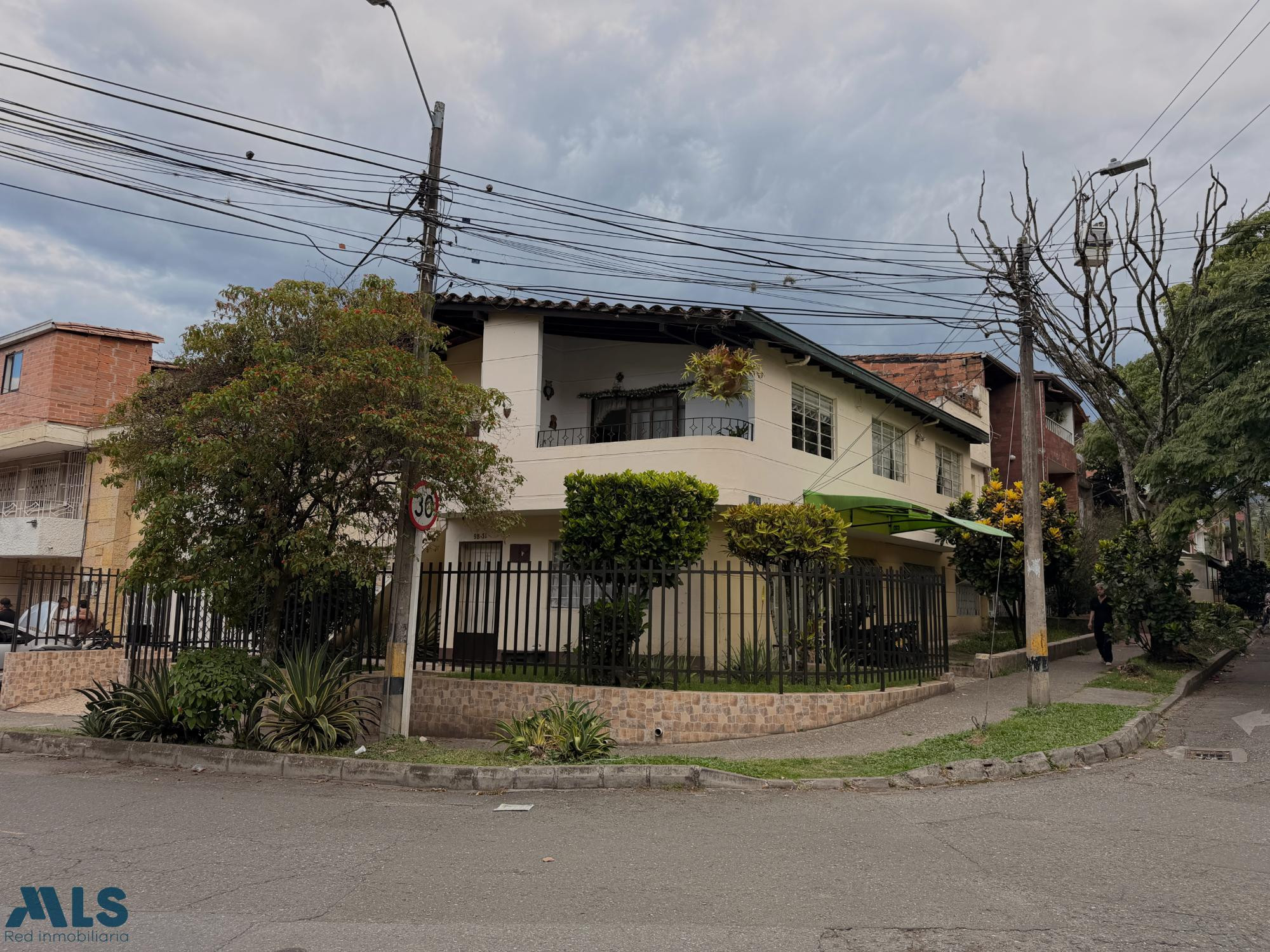 Casa esquinera a 2 cuadras de la estación San Javier medellin - san javier no 2