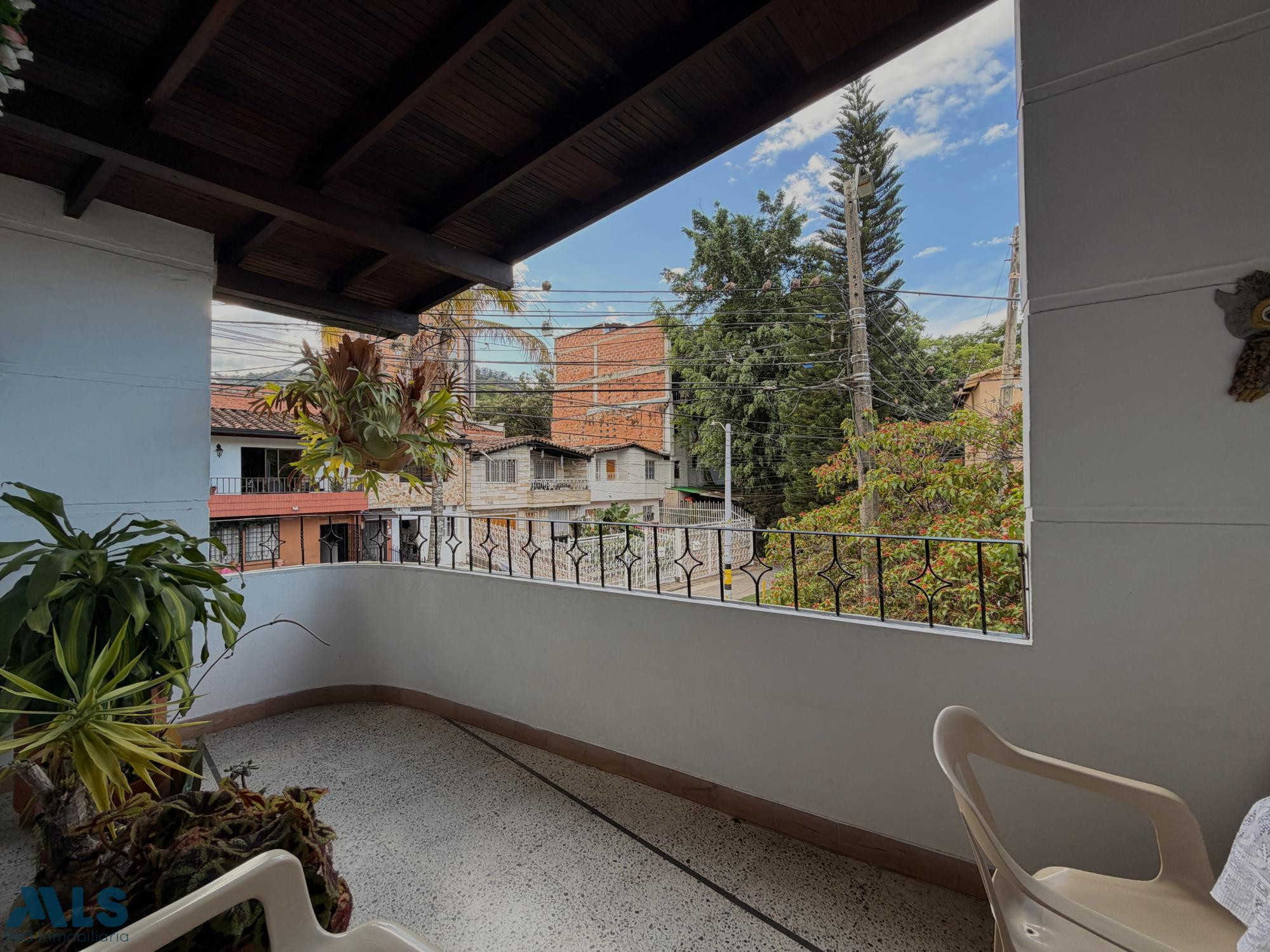 Casa esquinera a 2 cuadras de la estación San Javier medellin - san javier no 2