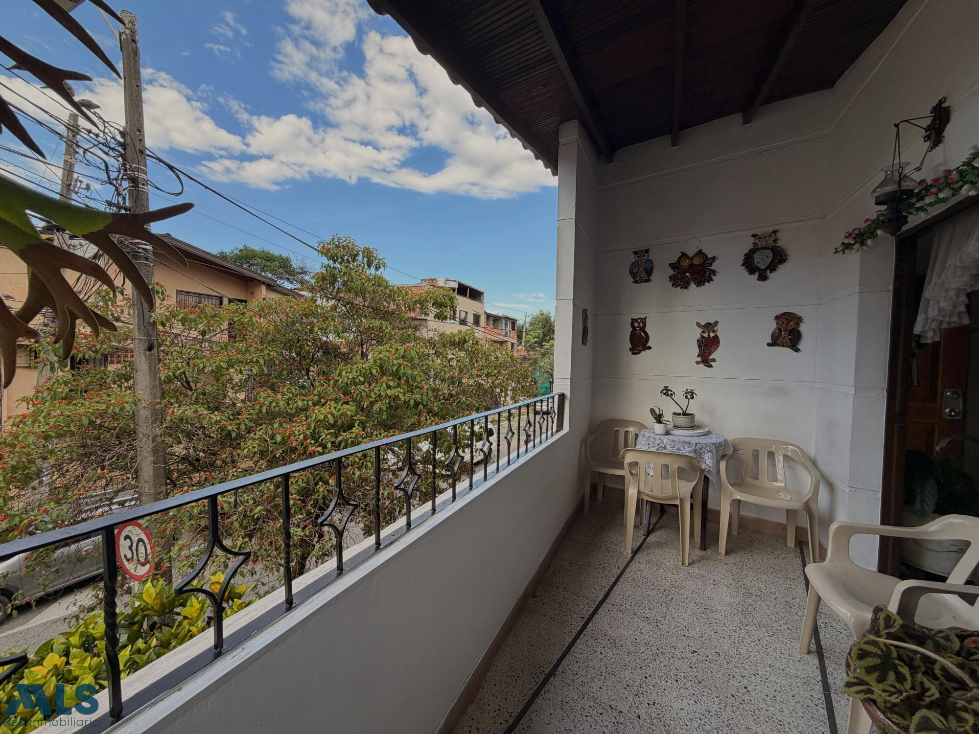 Casa esquinera a 2 cuadras de la estación San Javier medellin - san javier no 2