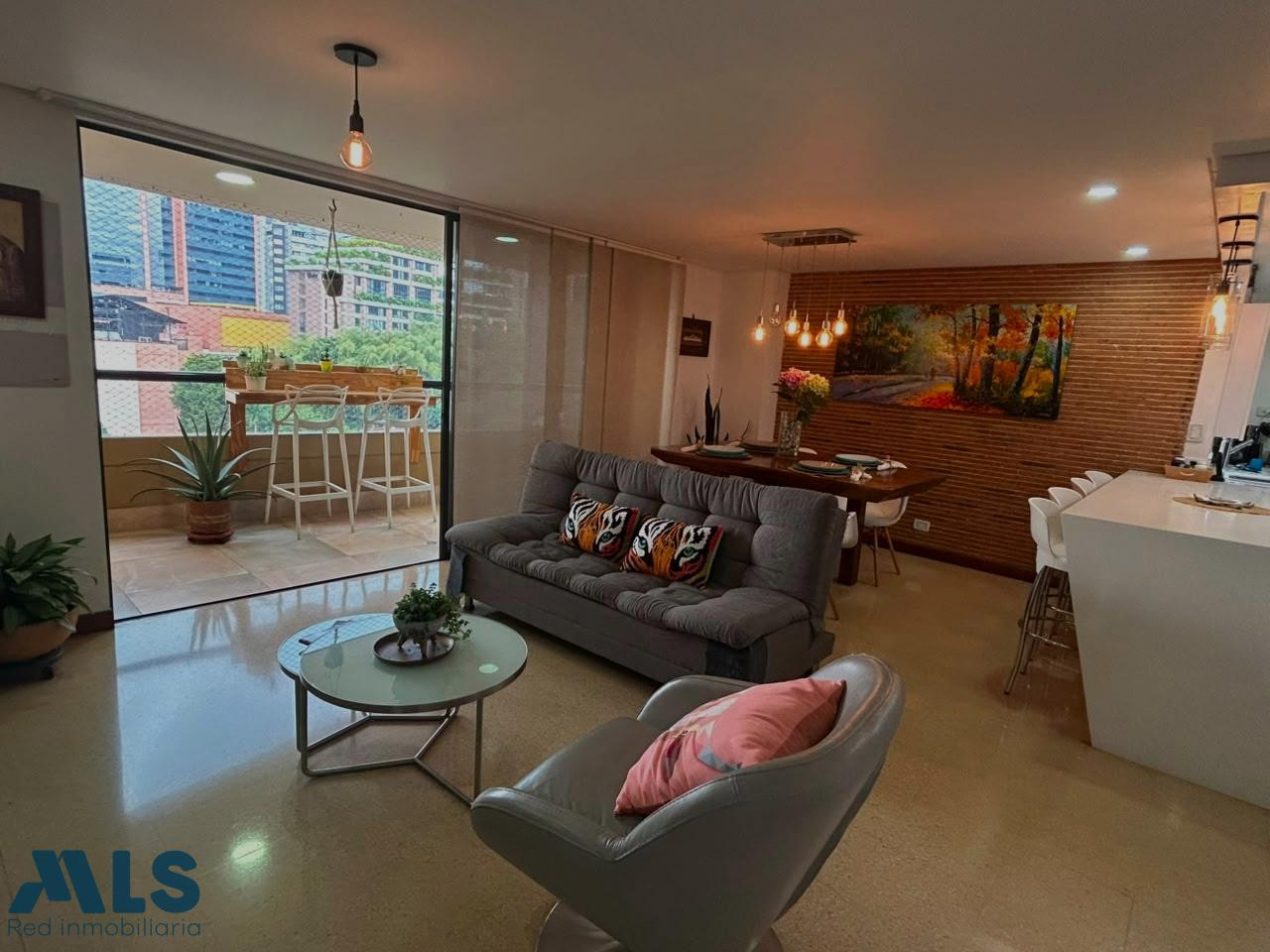 APARTAMENTO EN PISO ALTO UBICADO A PASOS DEL CENTRO COMERCIAL EL TESORO medellin - el tesoro