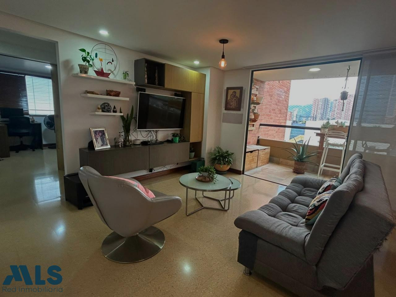 APARTAMENTO EN PISO ALTO UBICADO A PASOS DEL CENTRO COMERCIAL EL TESORO medellin - el tesoro