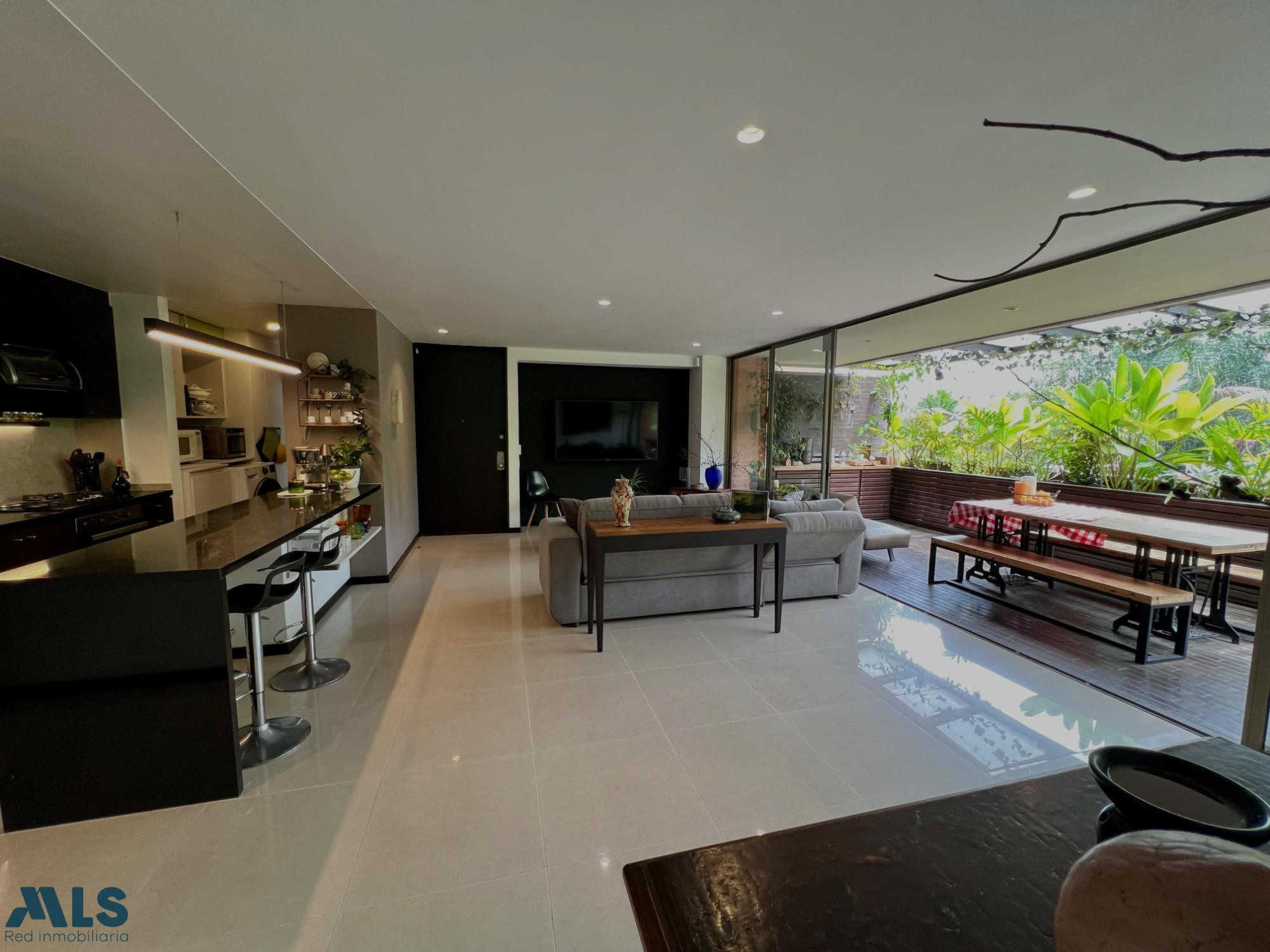 Hermoso apartamento con terraza en unidad completa. medellin - loma cola del zorro